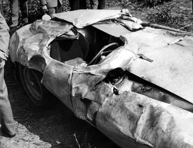 26 maggio 1955: il rottame della Ferrari di Alberto Ascari dopo l’incidente mortale 